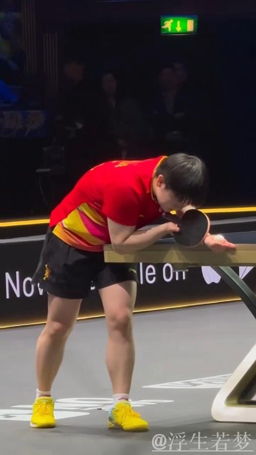 孙颖莎鹰眼挑战对手发球弧线超标,长崎美柚忍不住笑了 孙颖莎鹰眼挑战对手发球弧线超标,长崎美柚忍不住笑了